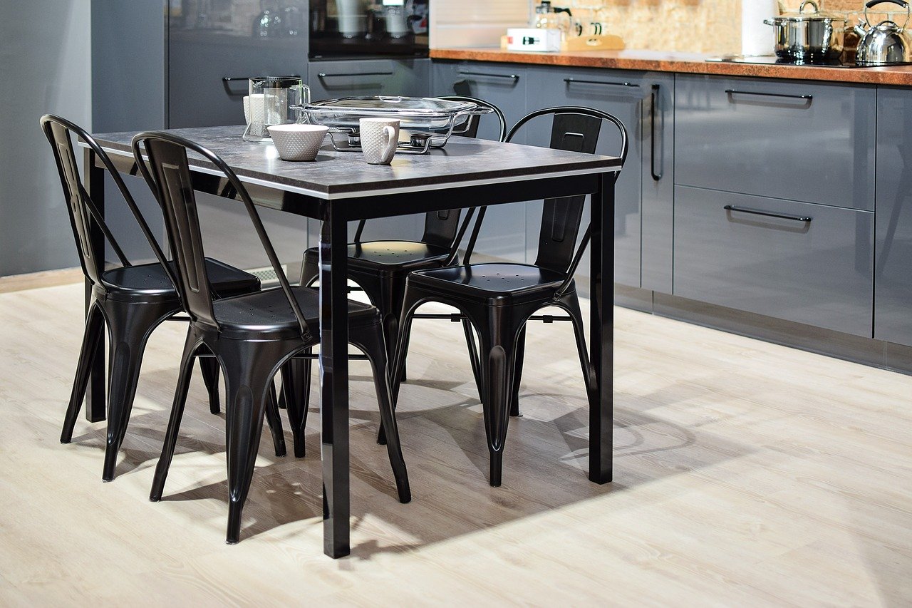 Czym należy sugerować się przy wyborze nowoczesnych krzeseł do kuchni?