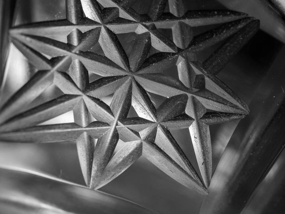 Wszystko, co musisz wiedzieć o kamieniu wodnym: Rodzaje, zastosowania, pielęgnacja i porównania z innymi metodami ostrzenia.